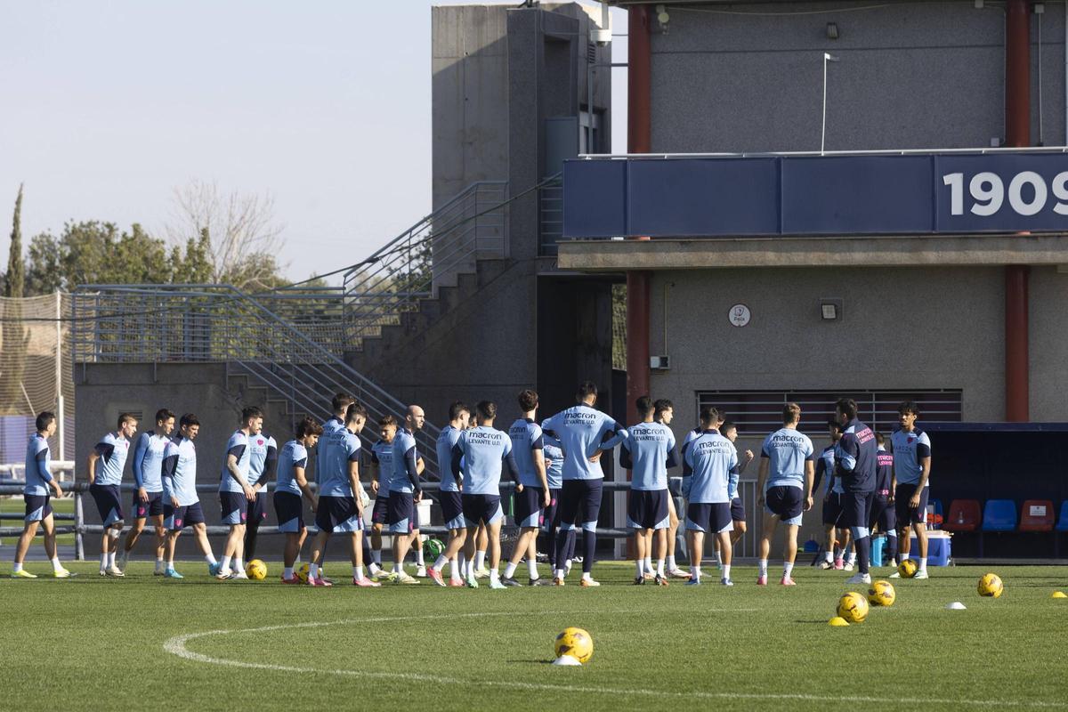 Entrenamiento del Levante UD en la Ciudad Deportiva de Buñol.