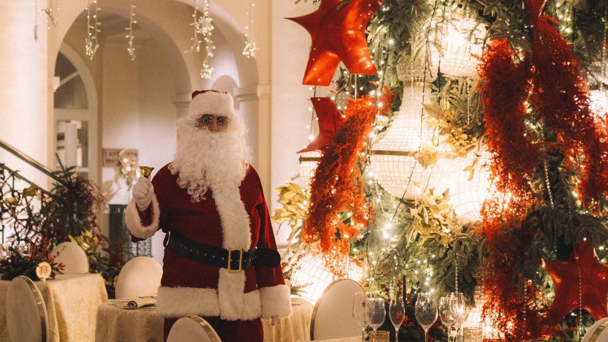 Papá Noel visita uno de los restaurantes ubicados en el hotel Anantara Villa Padierna.