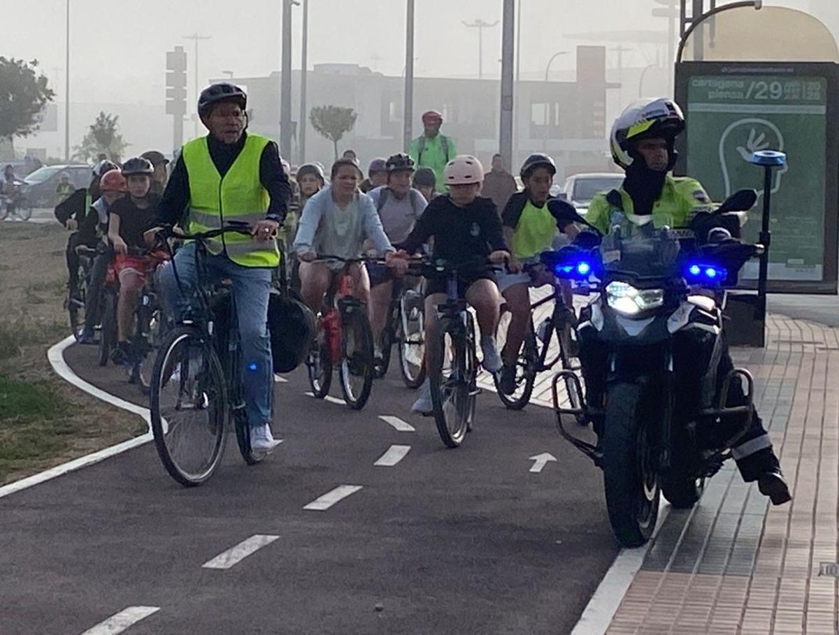 Alumnos y docentes van al centro en bici. | L.O.