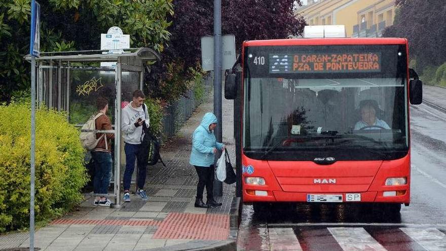 Un autobús de la línea 24 de A Coruña recoge viajeros en A Zapateira.