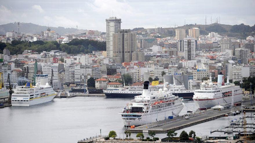 Cruceros en el muelle de trasatlánticos de A Coruña.