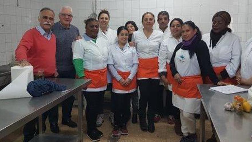 Luis Santos con los alumnos del curso de capacitación para ayudante de cocina.