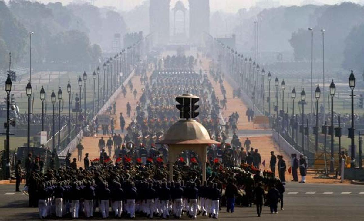 Soldats desfilen durant un assaig per a la desfilada del Dia de la República a Nova Delhi (Índia). L’Índia celebra anualment el seu Dia de la República el 26 de gener.