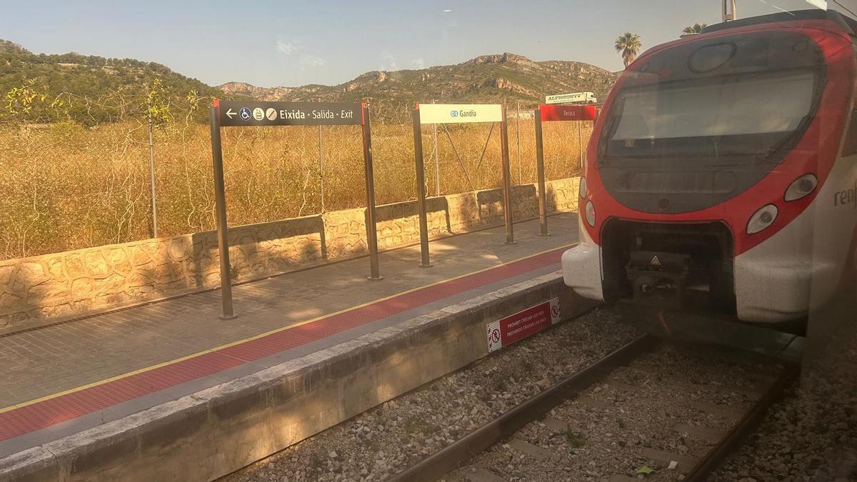 Tren de la línea C1 de cercanías con destino Valencia