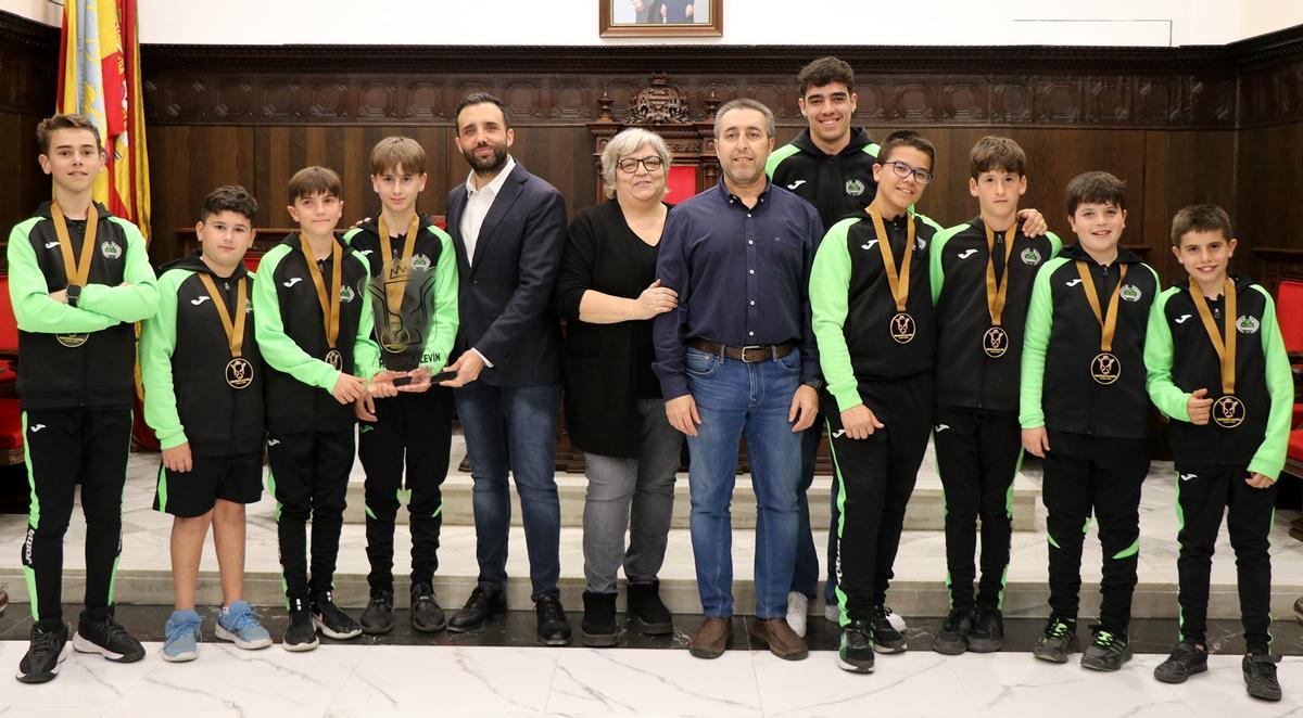 Recepción al equipo alevín del Alas Sagunto en el ayuntamiento.
