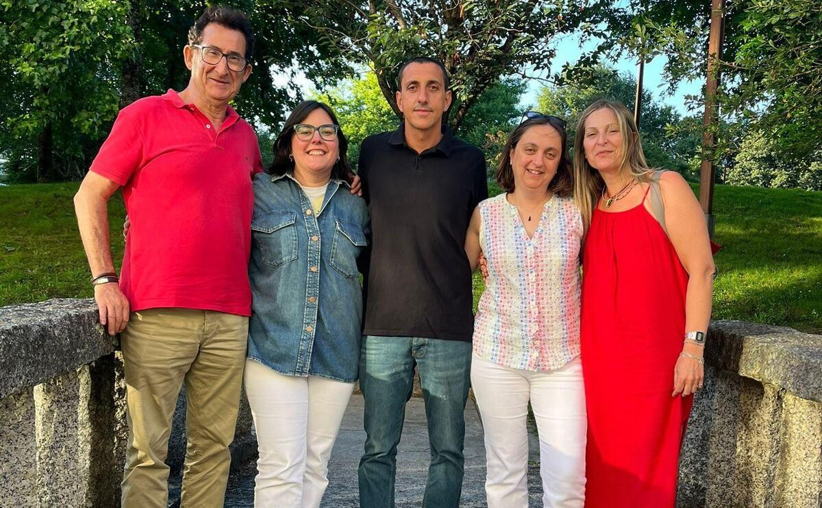 Fernando Gutiérrez Prieto, nuevo secretario de los socialistas de Oroso, en el centro con la nueva ejecutiva local
