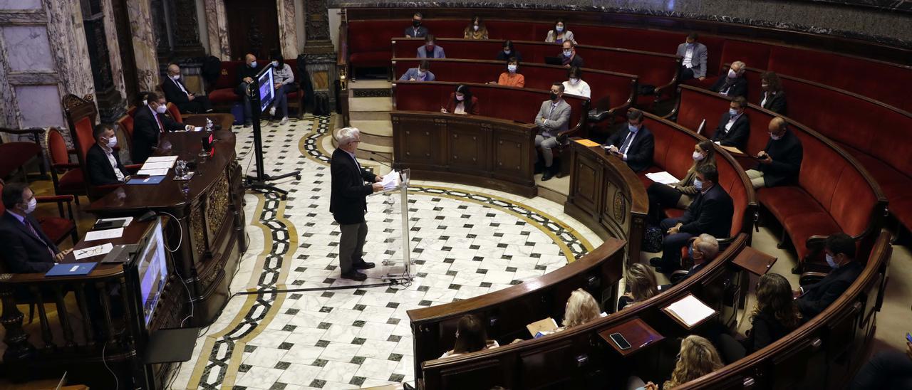 Pleno extraordinario del Ayuntamiento de València, en el momento en que interviene Joan Ribó.