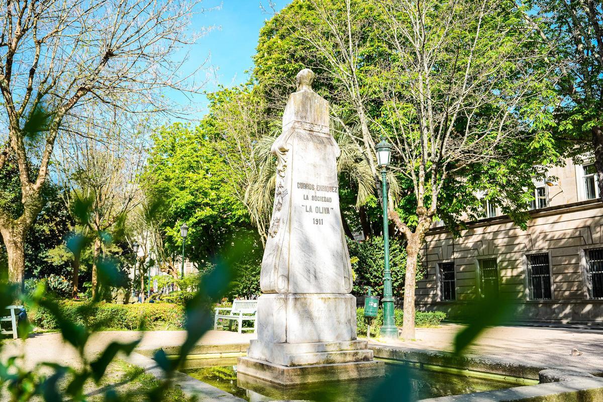 Monumento a Curros Enríquez.