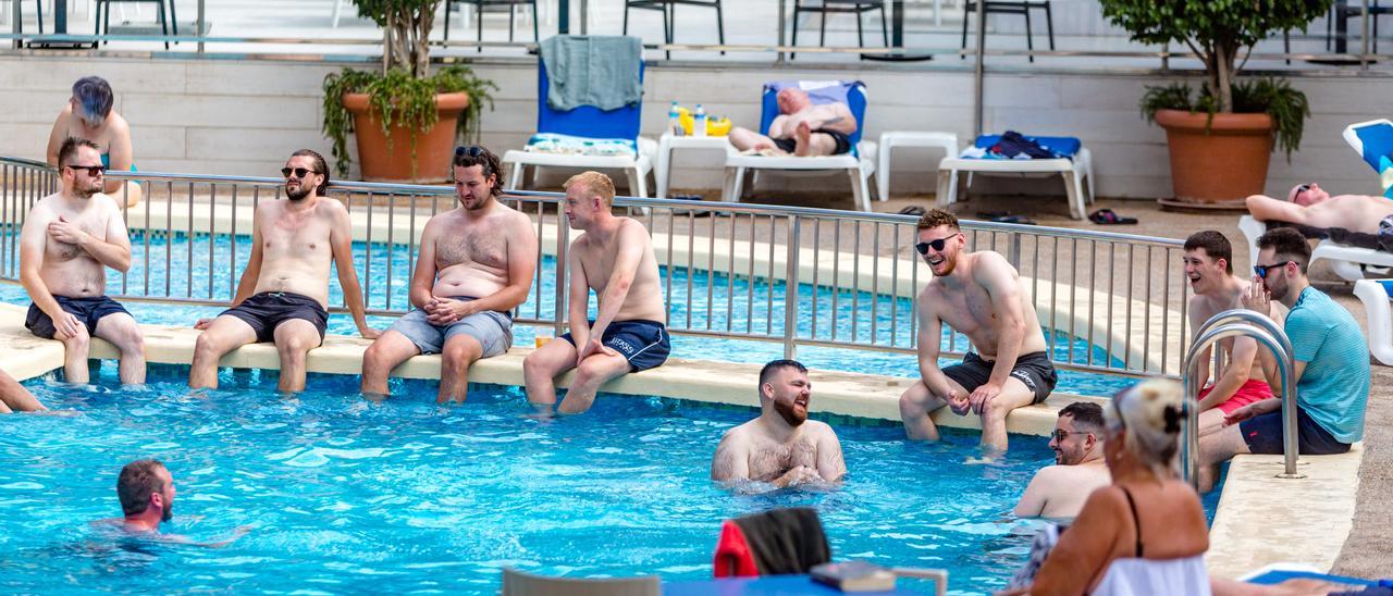 Turistas ingleses en la piscina de un hotel de Benidorm esta semana