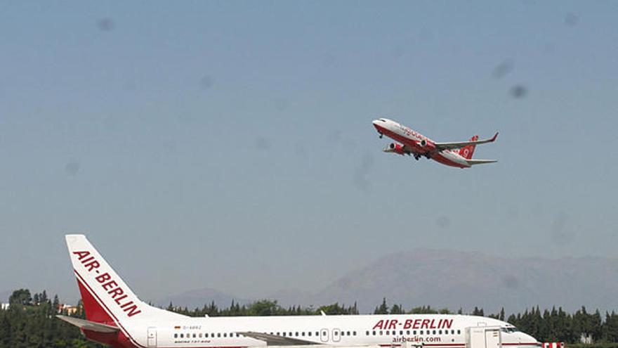 ´Low´. Dos aviones de bajo coste en el Aeropuerto de Málaga.