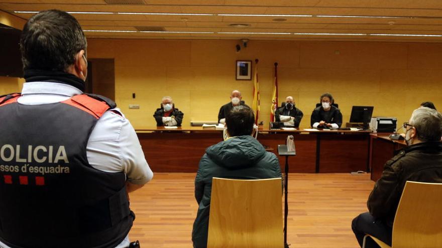 Pla general de l&#039;home que va apunyalar una treballadora social a Salt, d&#039;esquenes durant la vista a l&#039;Audiència de Girona.