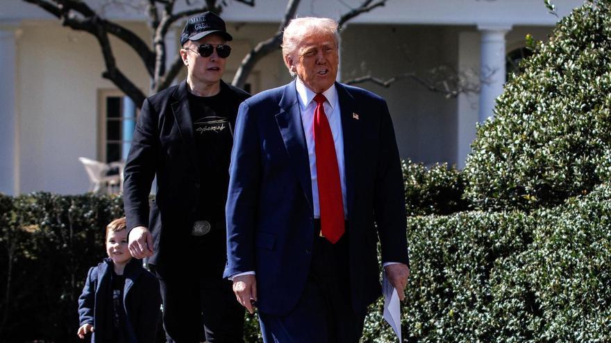 El presidente de EEUU, Donald Trump, y su asesor, el magante Elon Musk, junto a su hijo, en la Casa Blanca