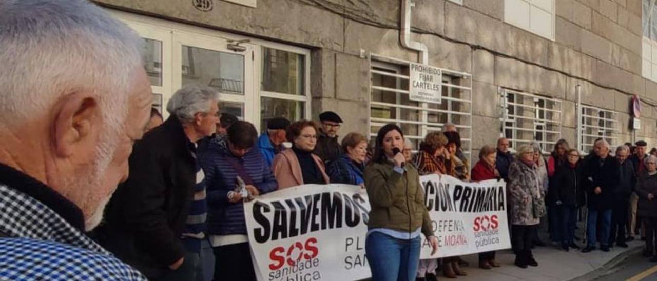 La alcaldesa, Leticia Santos, en la concentración de ayer