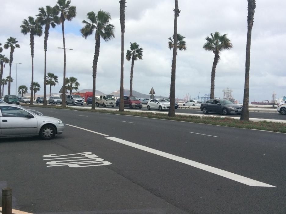 Un coche vuelca en la Avenida Marítima
