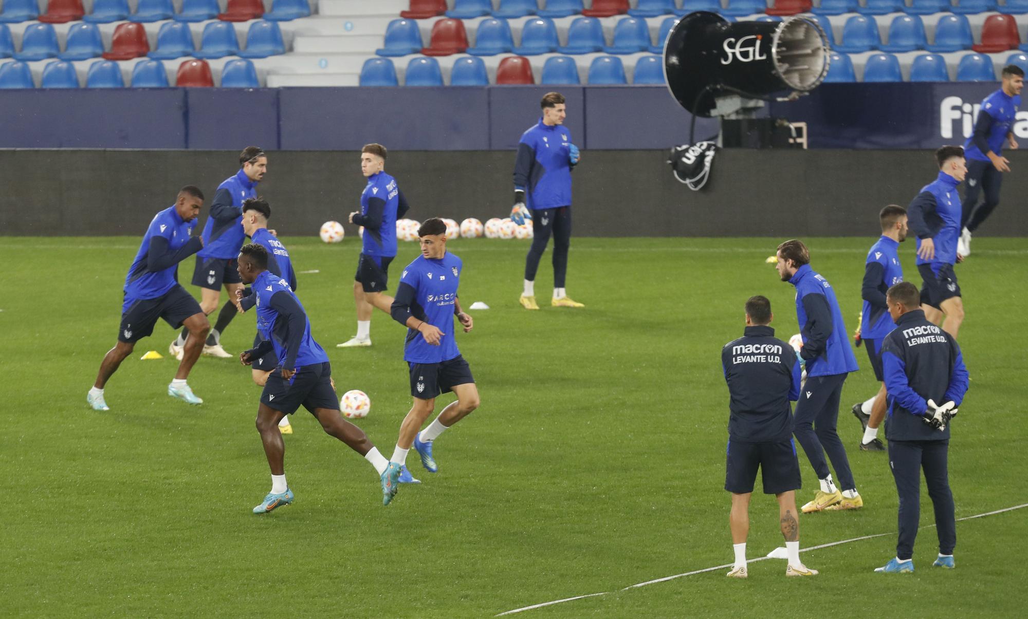 El Levante UD entrena en el Ciutat antes de viajar a Olot