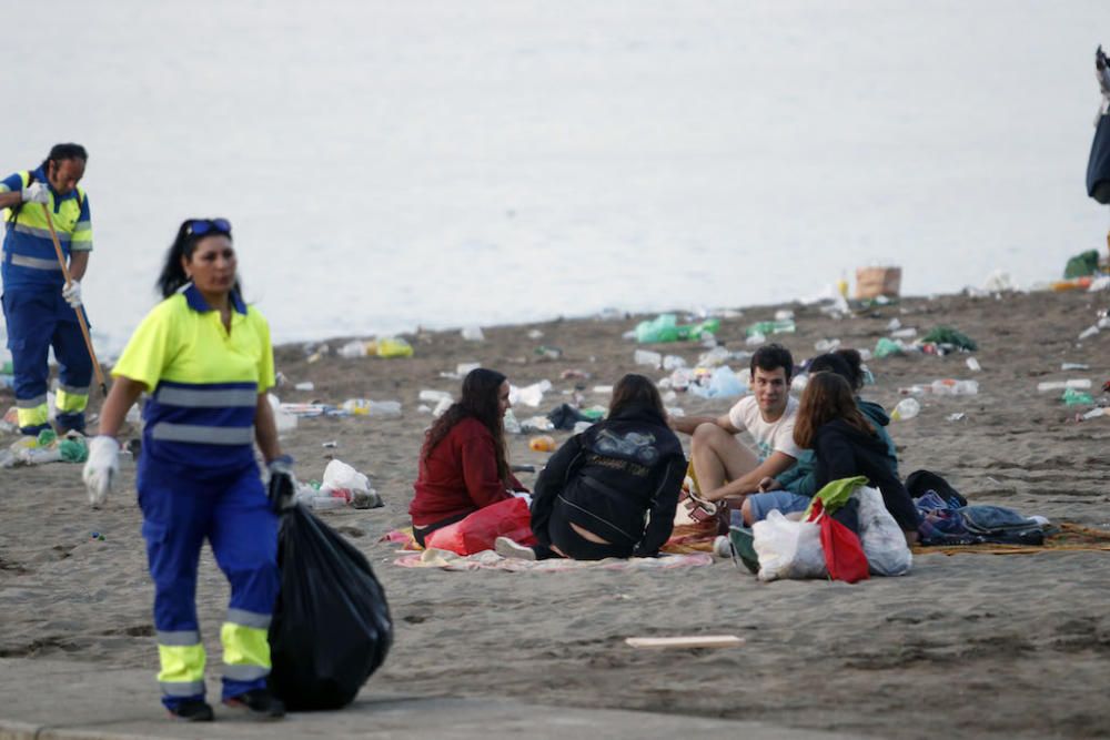 Así quedaron las playas tras la Noche de San Juan.