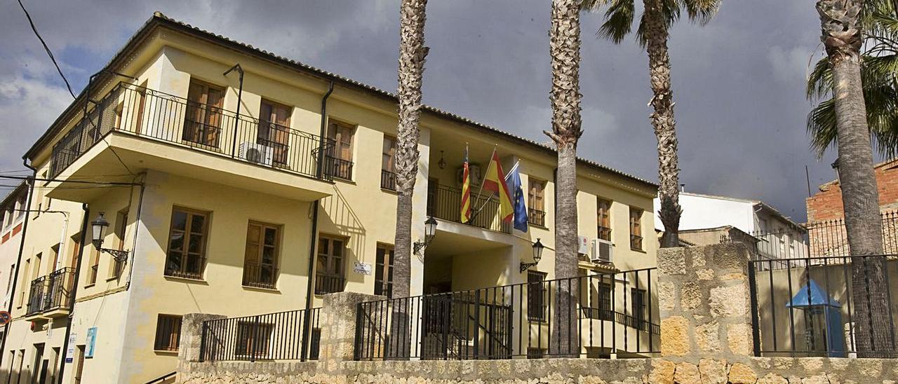 Vista del edificio consistorial de Benicolet, en una fotografía de archivo | PERALES IBORRA