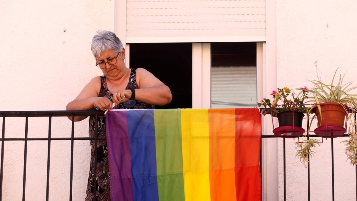 Los vecinos de Nàquera cuelgan banderas LGTBI de sus balcones.