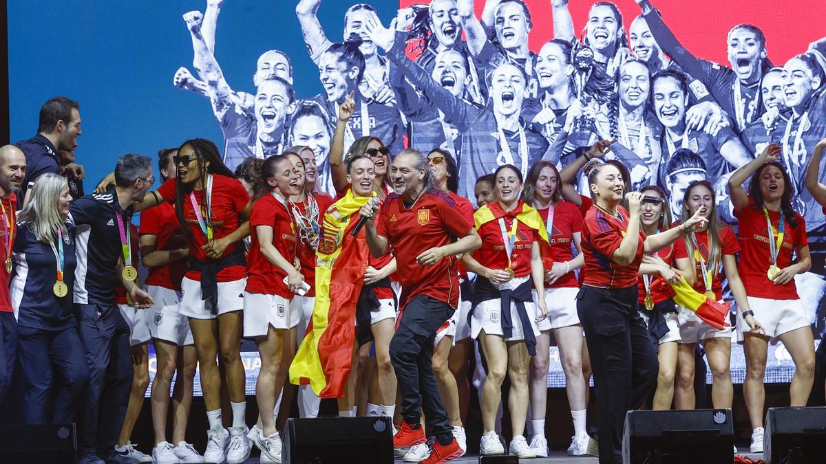 El grupo Camela interpreta sus canciones junto a la selección española femenina de fútbol, nueva campeona del Mundo, durante la celebración con la afición este lunes en la explanada Puente del Rey, en Madrid Río.