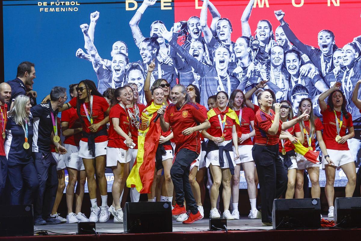 El grupo Camela interpreta sus canciones junto a la selección española femenina de fútbol, nueva campeona del Mundo, durante la celebración con la afición este lunes en la explanada Puente del Rey, en Madrid Río.