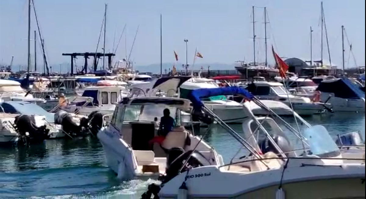 Migrants nedadors miren d’arribar a Melilla travessant una milla de mar entre grans barcos