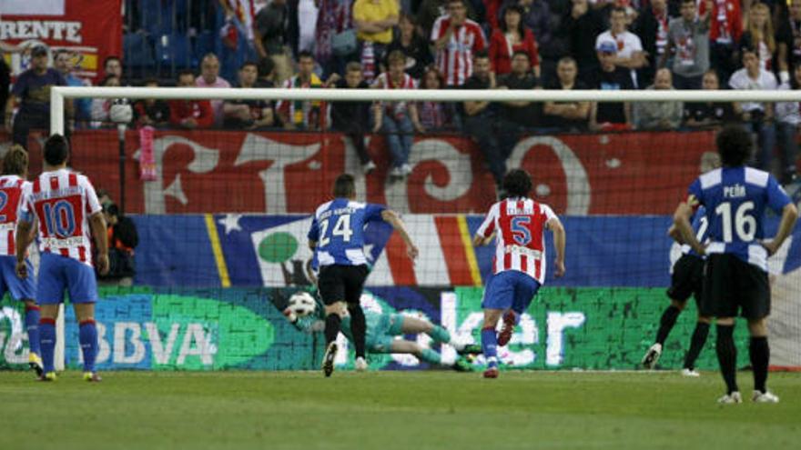 De Gea detiene el penalti a Trezeguet cometido por el joven Pulido sobre Abraham Paz en un saque de esquina.