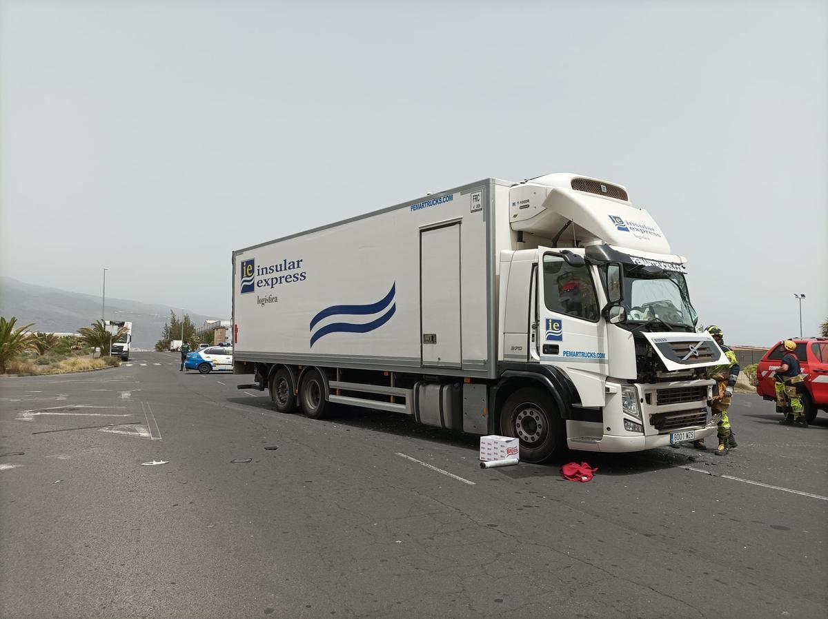 Accidente entre dos camiones en Tenerife