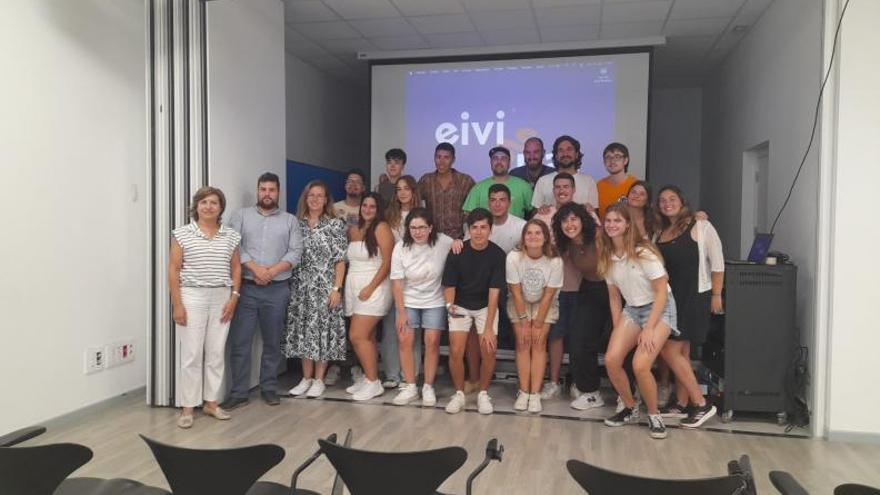 Los voluntarios que han participado, junto con los monitores y cargos institucionales.