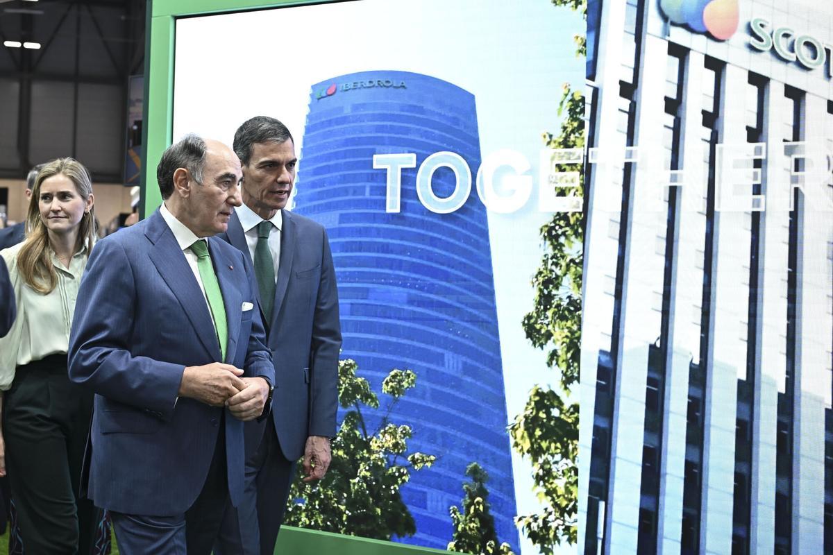 MADRID, 21/04/2026.- El presidente del Gobierno, Pedro Sánchez, conversa con el presidente de Iberdrola, Ignacio Sánchez Galán durante su visita a WindEurope 2026, este martes en Madrid.