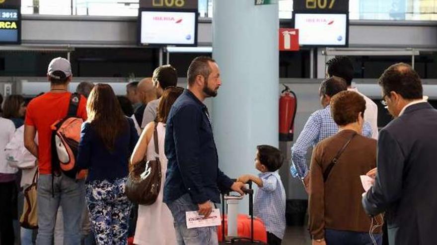 Pasajeros facturando su equipaje para el vuelo a Palma que salió ayer con dos horas de retraso.