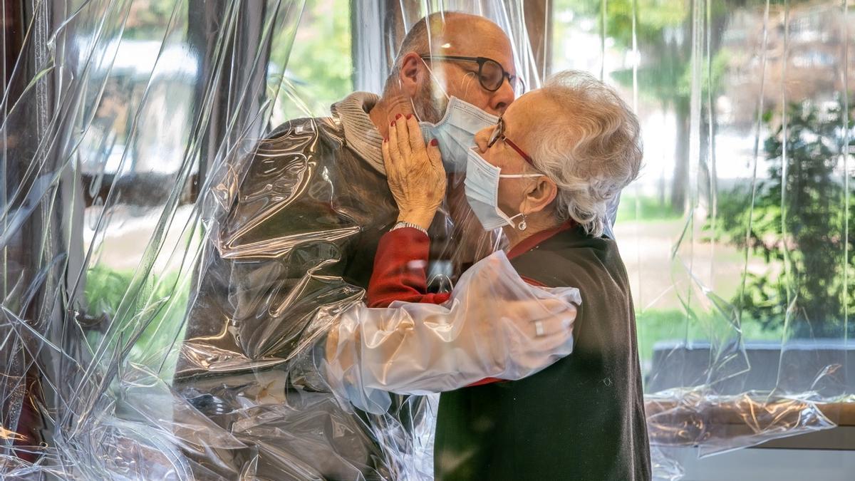 Una anciana saluda a su familiar en una residencia del Veneto, en Italia.