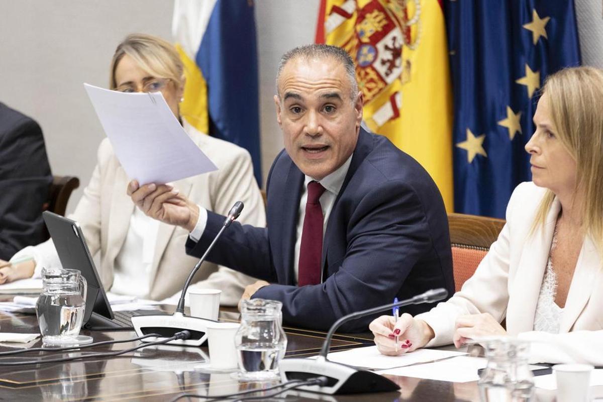 Foto de archivo del comisionado del REF, José Ramón Barrera, en la Comisión del Parlamento de Canarias para analizar los cambios en el fuero canario.