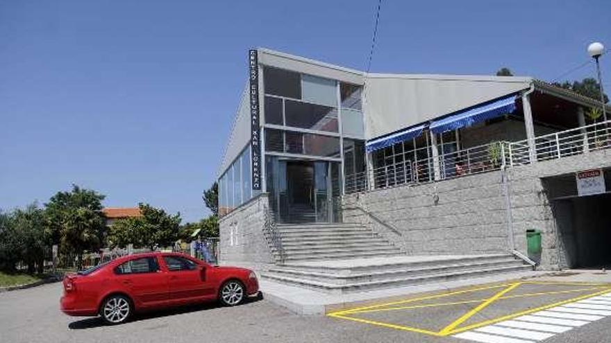 El centro cultural está construido en piedra y se inauguró en 1997.