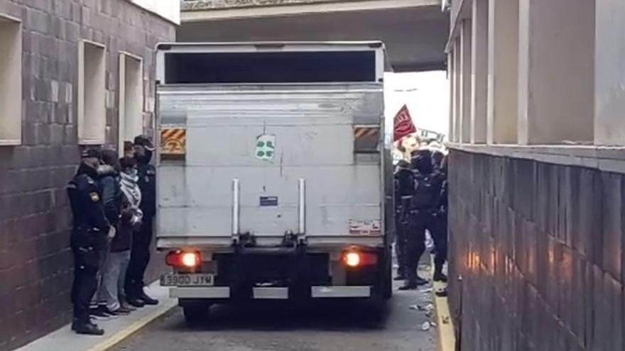 La Policía escolta a los camiones que retiran la basura en el Reina Sofía