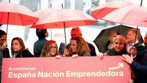 Varias personas implicadas en la existencia de la ley de startups celebrando su aprobación.