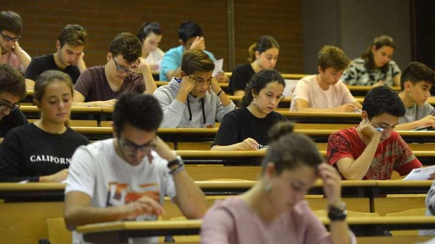 Exámenes de la prueba de acceso a la Universidad realizada ayer en el Facultad de Ciencias Sociais del campus pontevedrés. // G. Santos