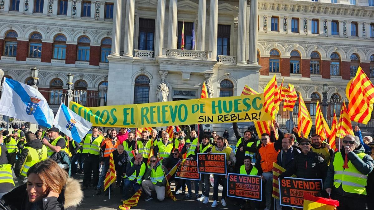 Algunos de los manifestantes aragoneses, este lunes, frente al Ministerio de Agricultura en Madrid.
