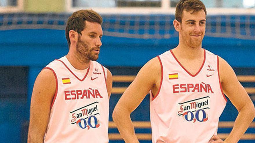 Rudy Fernández (en la imagen junto a Víctor Claver) vivió ayer la segunda jornada de entrenamientos con la selección española, que desde el pasado jueves se prepara con vistas al Campeonato del Mundo