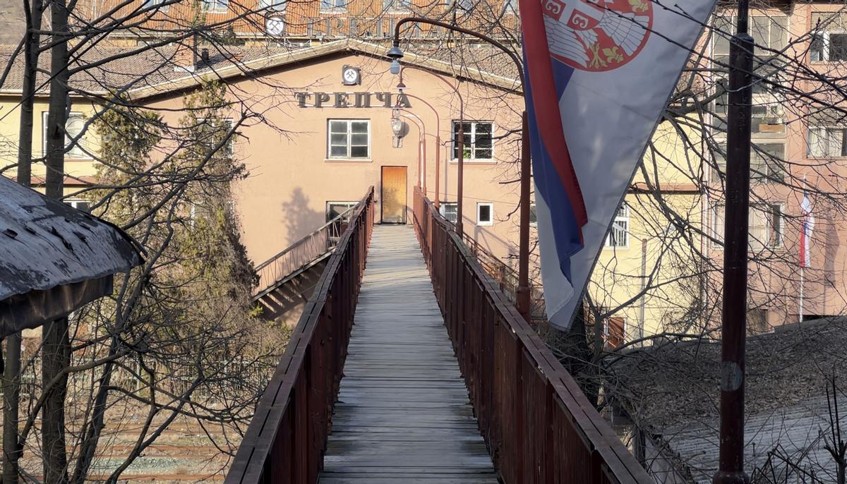 Banderas de Serbia en el complejo minero de Trepča, en la ciudad de Mitrovica.