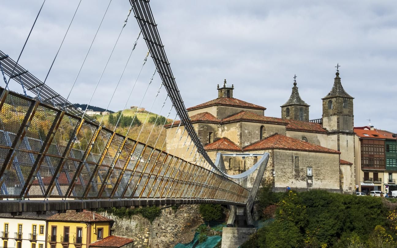 puente colgante de Cangas de Narcea, con vistas a la Colegiata de Santa María Magdalena.