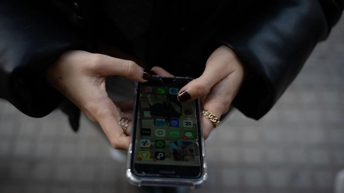 Una mujer sostiene un teléfono móvil. | Europa Press