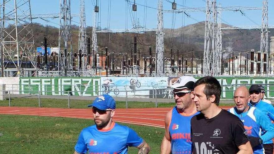 Héctor Moro, en cabeza del grupo, en un reto deportivo en la pista de Lada, en el año 2015.