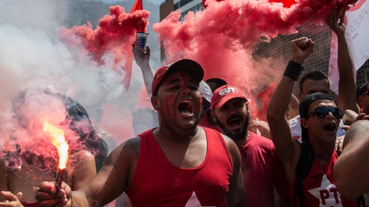 Fieles al Partido de los Trabajadores muestran su apoyo al expresidente brasileño Lula da Silva en Río de Janeiro.