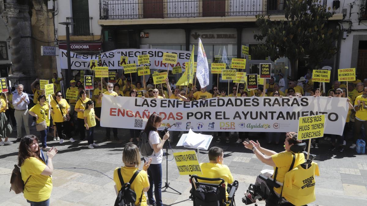 Imagen de archivo de una concentración en Córdoba de colectivos de pacientes y familiares de enfermedades raras.