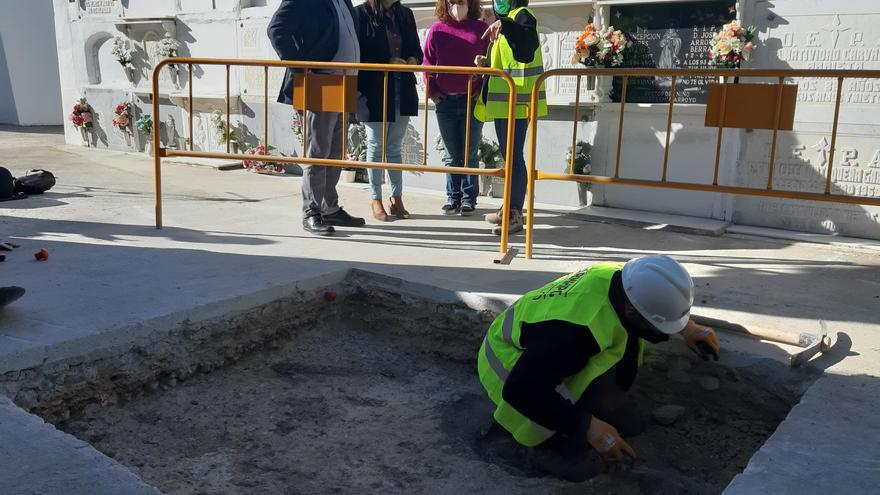 Comienzan las excavaciones en el cementerio de Puente Genil para localizar una fosa común con víctimas del franquismo