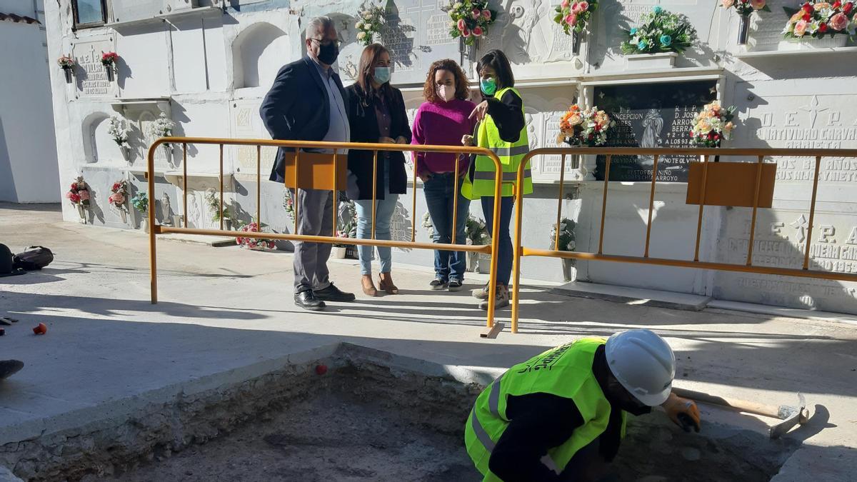 Esteban Morales y Ana Naranjo, durante la visita al cementerio de Puente Genil.