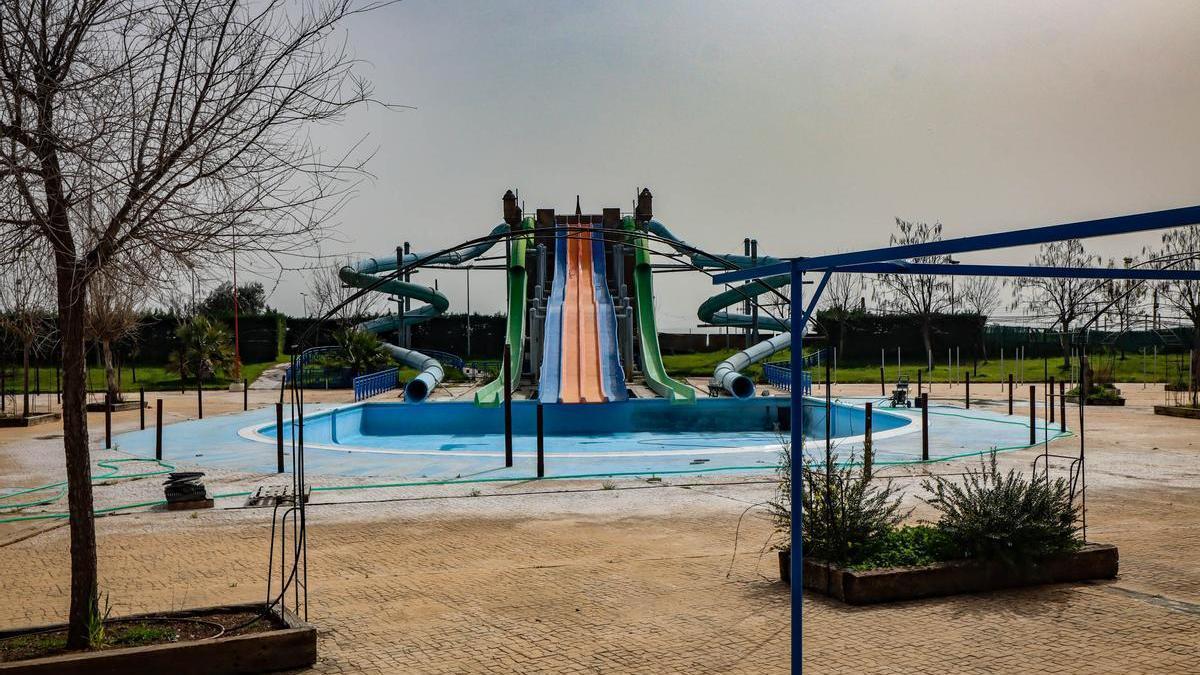 Imagen de archivo de una de las piscinas con toboganes de AquaBadajoz.