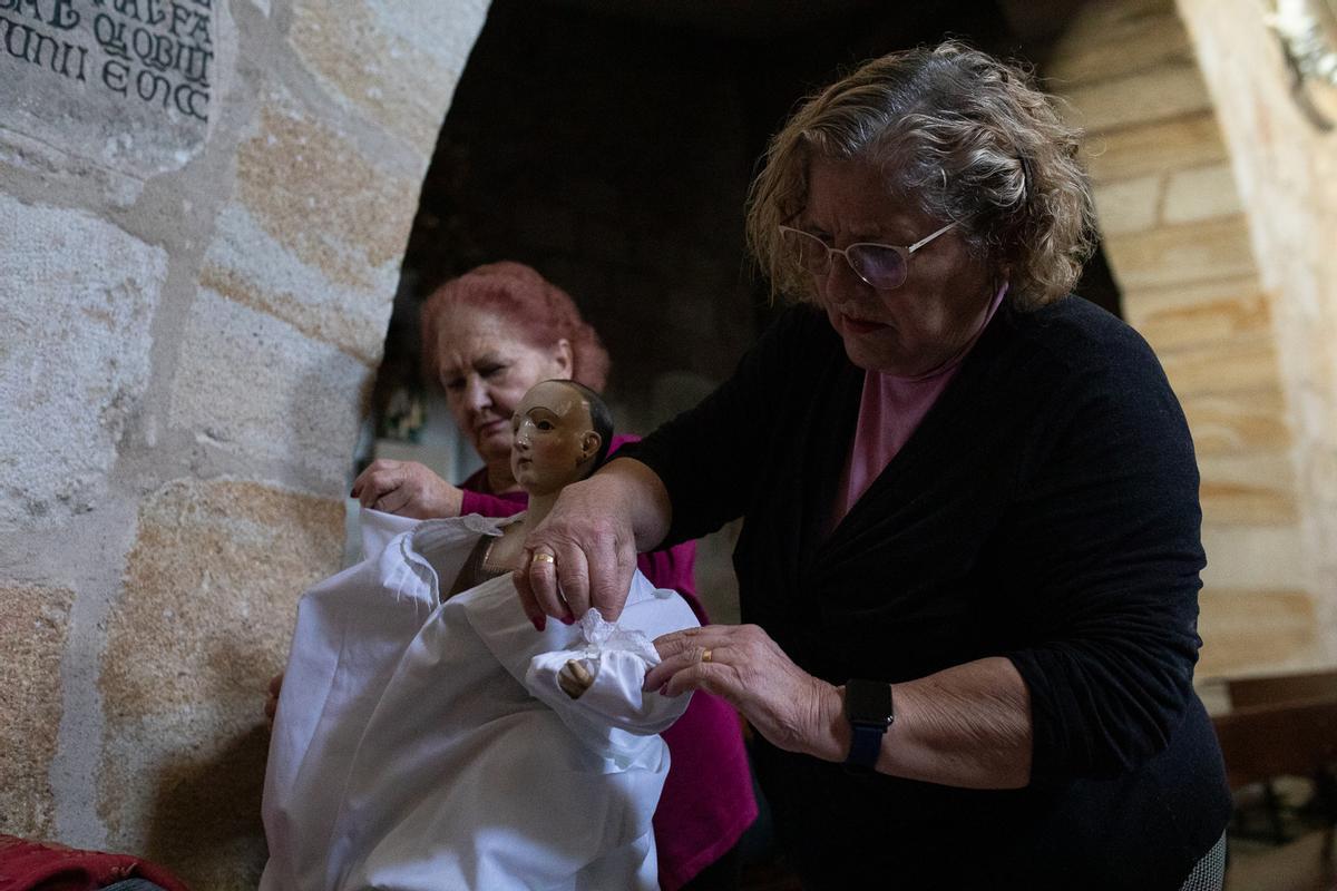 Las águedas de San Frontis visten a la santa Las águedas de San Frontis visten a la santa