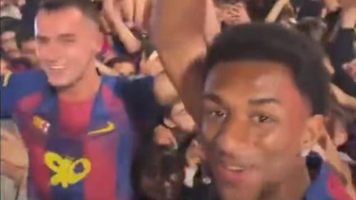 Balde i Casadó celebren la Lliga a la plaça Catalunya.