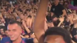 Balde y Casadó celebran la Liga en plaza Catalunya.